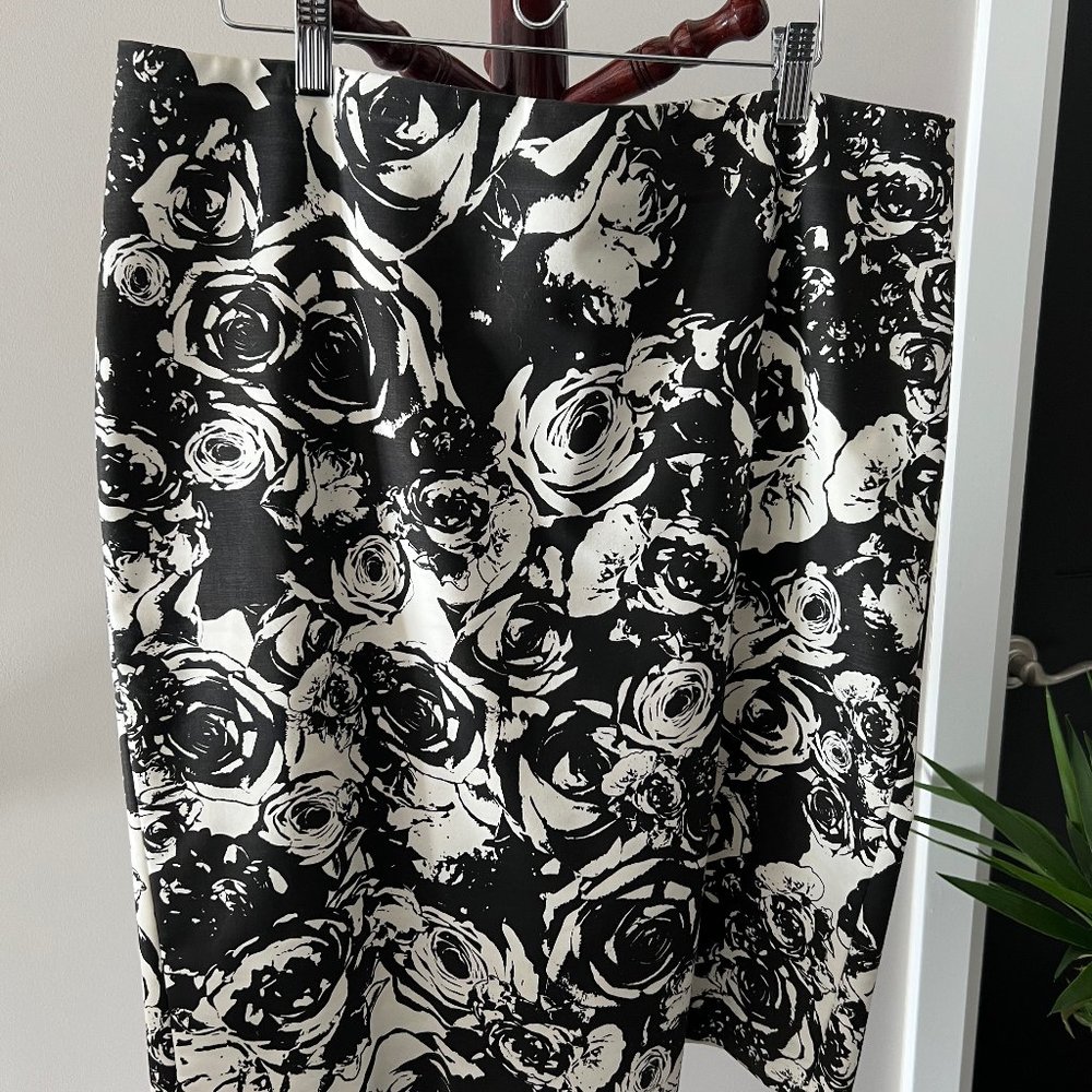 Lord & Taylor - Black & White Pencil Skirt. Size 14